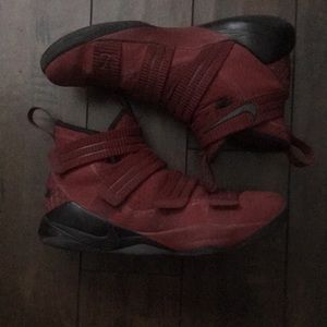 Lebron soldier 11’s Nike Basketball shoes
